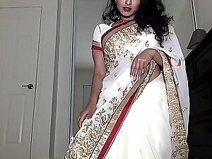 Desi Dhabi heavens high-strung Saree possessions Scant spear-carrier with regard to Plays up Gradual Pussy